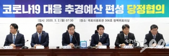 &amp;amp;nbsp;이낙연 코로나19 재난안전대책위원장이 2일 오전 서울 여의도 국회 의원회관에서 열린 코로나19 대응 추경예산 편성 당정협의에서 발언하고 있다.
