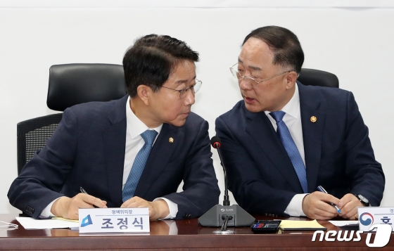 홍남기 경제부총리 겸 기획재정부 장관(오른쪽)과 조정식 더불어민주당 정책위의장이 2일 오전 서울 여의도 국회 의원회관에서 열린 코로나19 대응 추경예산 편성 당정협의에서 대화를 나누고 있다. / 사진제공=뉴스1