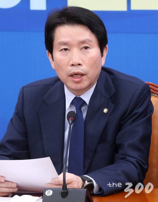 &amp;nbsp;더불어민주당 이인영 원내대표가 3일 오전 서울 여의도 국회에서 열린 원내대책회의-상임위간사단 연석회의에서 발언하고 있다.