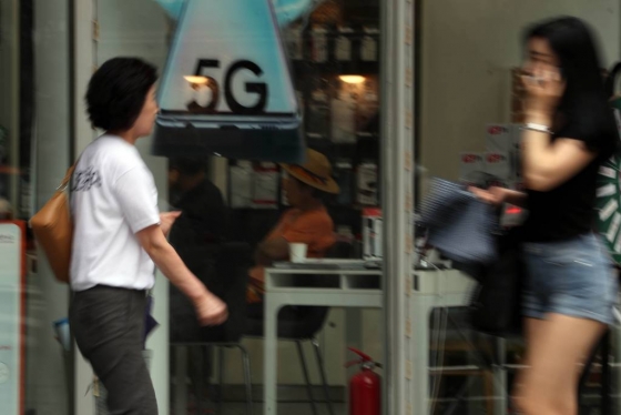 5G 서비스 개통 100일이 되어가는 가운데 시민들이 지난해 7월10일 오후 서울 시내의 이동통신사 대리점앞을 지나고 있다. / 사진=임성균 기자 tjdrbs23@