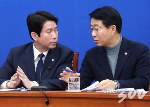더불어민주당 이인영 원내대표와 조정식 정책위의장이 20일 오전 서울 여의도 국회에서 열린 제21대 총선 2호 공약발표 행사에서 의견을 나누고 있다./사진=홍봉진 기자