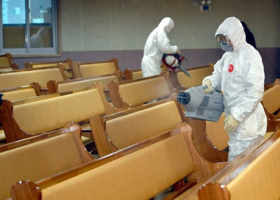 2일 오전 신종 코로나 바이러스 감염증(코로나19) 확진자 3명이 나온 광주 남구 양림동 양림교회(예장합동) 예배당을 방역당국이 방역하고 있다. /사진=뉴시스