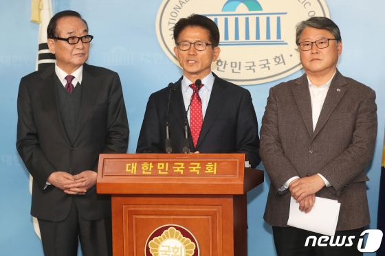 (서울=뉴스1) 임세영 기자 = 김문수, 조원진 자유공화당 공동대표와 서청원 의원이 4일 오후 서울 여의도 국회 정론관에서 기자회견을 갖고 박근혜 전 대통령의 오늘 메시지에 대해 &amp;#034;국가와 국민의 미래에 대한 큰 결단으로 크게 환영한다&amp;#034;고 밝히고 있다. 2020.3.4/뉴스1