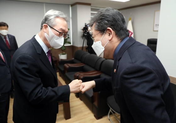 박양우 문화체육관광부 장관(오른쪽)이 3일 서울 종로구 한국기독교회관에서 김태영 한국교회총연합 대표회장을 만나 인사를 나누고 있다. /사진제공=문화체육관광부