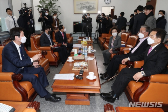 [서울=뉴시스] 고승민 기자 = 이인영 더불어민주당, 심재철 미래통합당, 유성엽 민주통합의원모임 원내대표가 2일 서울 여의도 국회에서 선거구 획정 등을 안건으로 회동을 하고 있다. 2020.03.02. kkssmm99@newsis.com