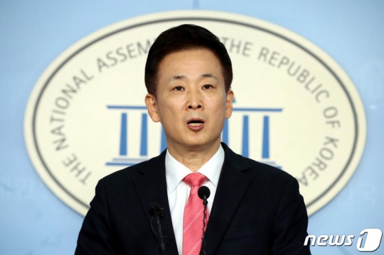 박근혜 전 대통령의 측근 유영하 변호사가 4일 오후 서울 여의도 국회 정론관에서 박 전 대통령의 옥중편지 내용을 전달하고 있다./사진=뉴스1