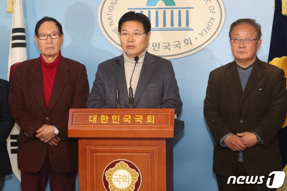 (서울=뉴스1) 임세영 기자 = 홍문종 친박신당 대표가 4일 오후 서울 여의도 국회 정론관에서 기자회견을 갖고 박근혜 전 대통령 옥중서신과 관련해 입장 발표를 하고 있다. 2020.3.4/뉴스1
