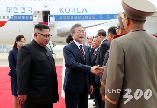 문재인 대통령이 18일 오전 평양 순안공항에 도착해 마중나온 김정은 국무위원장의 안내를 받으며 김영남 최고인민회의 상임의장을 비롯한 북측 인사들과 인사하고 있다. 2018.9.18 / 평양사진공동취재단