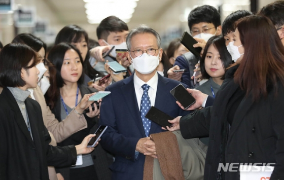 [서울=뉴시스] 장세영 기자 = 김형오 미래통합당 공천관리위원장이 5일 서울 여의도 국회에서 열린 공천관리위원회 면접에 취재진의 질문을 받으며 참석하고 있다. 2020.03.05.   photothink@newsis.com