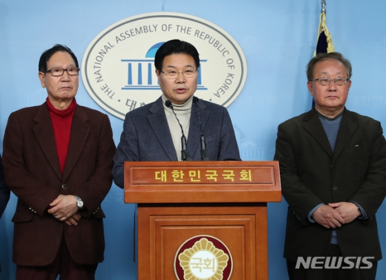 [서울=뉴시스 고승민 기자 = 홍문종 친박신당 대표가 4일 서울 여의도 국회에서 박근혜 전 대통령의 옥중 메세지 관련 기자회견을 하고 있다. 2020.03.04.  kkssmm99@newsis.com