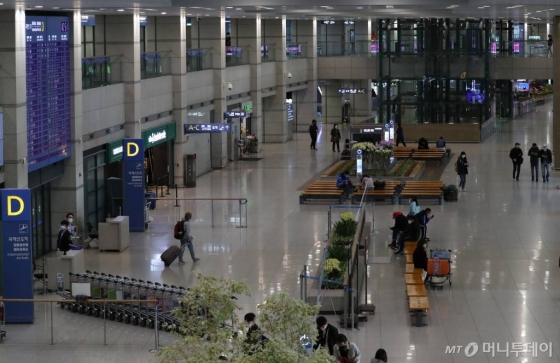 '코로나19'의 국내 확산이 빠르게 진행되면서 자국민에 대한 한국행 방문 자제를 권고하는 국가가 늘어가고 있는 가운데 26일 인천국제공항 제1터미널 입국장이 한산한 모습을 보이고 있다. /사진=이기범 기자
