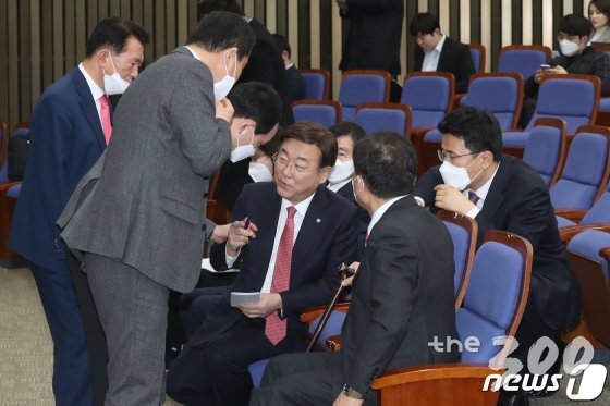 (서울=뉴스1) 임세영 기자 = 심재철 미래통합당 원내대표, 김종석 의원 등이 5일 오후 서울 여의도 국회에서 긴급 의원총회를 갖고 있다. 이날 국회 본회의는 인터넷전문은행 설립 및 운영에 관한 특례법 일부개정법률안(인터넷은행법 개정안) 부결에 따른 미래통합당 의원들의 강력 반발로 인해 정회됐다. 2020.3.5/뉴스1