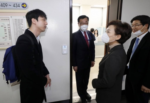 &amp;amp;nbsp;&amp;amp;#39;타다&amp;amp;#39;를 이끄는 박재욱 VCNC 대표가 3일 오후 서울 여의도 국회 법제사법위원장실 앞에서 김현미 국토교통부 장관을 만나 대화하고 있다. 이날 박 대표가 인사하면서 &amp;amp;#034;타다 금지법&amp;amp;#034;을 언급하자 김 장관은 &amp;amp;#034;타다 금지법은 없다&amp;amp;#034;고 답했다.