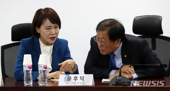 【서울=뉴시스】홍효식 기자 = 7일 오전 서울 여의도 국회 의원회관에서 열린 택시-플랫폼 사회적대타협기구 전체회의에서 더불어민주당 전현희 택시-카풀 TF 위원장과 윤후덕 TF위원이 논의하고 있다. 2019.03.07.   yesphoto@newsis.com