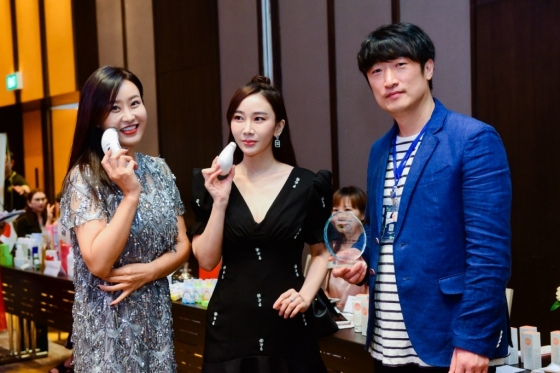 신승우 레지아나 대표(사진 맨 오른쪽)와 베트남 현지 파트너사 관계자들이 레지아나가 개발한 IFU 미용기기 '영앤비'를 들고 기념사진을 찍고 있다/사진제공=레지에나