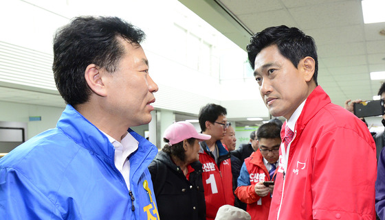 2015년 4월 관악을에 출마한 오신환 후보와 정태호 후보가 마주치고 있다/사진=뉴스1