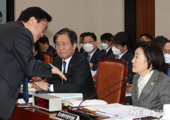 [서울=뉴시스]김명원 기자 = 우원식 더불어민주당 의원이 10일 오전 서울 여의도 국회 산업통상자원중소벤처기업위원회에서 열린 전체회의에서 회의에 참석해 성윤모 산업통상자원부 장관, 박영선 중소벤처기업부 장관과 이야기를 나누고 있다. 2020.03.10.   kmx1105@newsis.com