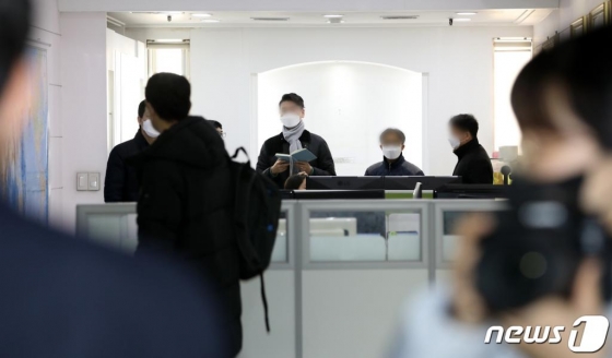 5일 오전 경기도 과천시 별양동 소재 신천지예수교회 본부에서 신종 코로나 바이러스 감염증(코로나19) 대응 중앙재난안전대책본부 차원의 행정조사가 실시됐다. 이날 행정조사의 내용은 신도 및 교육생의 인적사항 명단, 예배별 출석 기록, 모든 신천지 시설의 주소 정보 등이다. 행정조사에는 중대본, 경찰 관계자를 비롯해 대검찰청 포렌식팀도 투입됐다. 2020.3.5/뉴스1