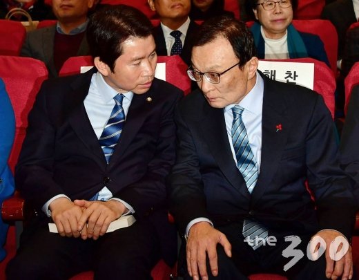 더불어민주당 이해찬 대표와 이인영 원내대표가 대화하고 있다.