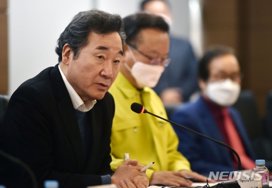 [대구=뉴시스] 이무열 기자 = 이낙연 더불어민주당 선대위원장이 10일 오후 대구 북구 노원동 한국안광학산업진흥원에서 열린 대구 중소기업인 간담회에서 발언하고 있다. 2020.03.10.lmy@newsis.com