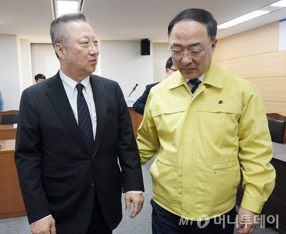 6일 서울 종로구 경제사회노동위원회에서 열린 '코로나19 위기 극복 위한 노사정 합의 선언' 을 마친 뒤 홍남기 경제부총리 겸 기획재정부 장관(오른쪽)과 박용만 대한상공회의소 회장이 대화를 하고 있다. / 사진=이동훈 기자 photoguy@