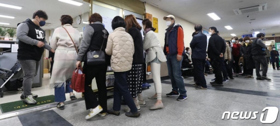 지난 3일 오후 대구 중구 대신동 서문시장상인회 사무실 앞에 특례보증 상담 신청이 시작되자 많은 상인이 길게 줄지어 차례를 기다리고 있다. /뉴스1