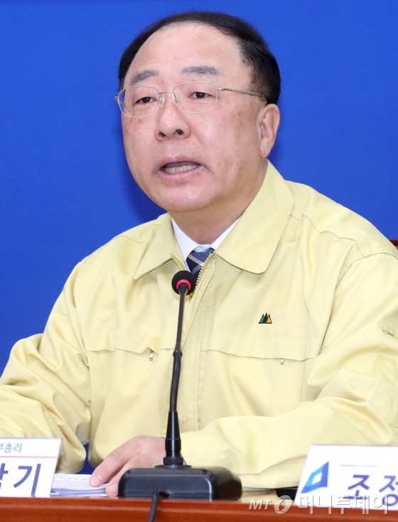 홍남기 경제부총리 겸 기획재정부 장관이 4일 오전 서울 여의도 국회에서 열린 제1차 코로나19 대응 당정청회의에서 발언하고 있다. / 사진=홍봉진 기자 honggga@