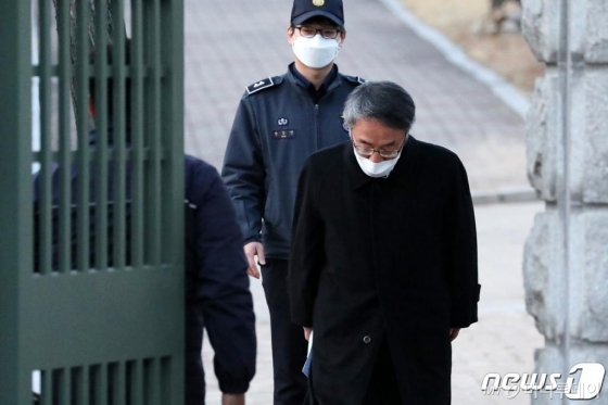 사법행정권 남용 의혹을 받는 임종헌 전 법원행정처 차장이 13일 오후 경기도 의왕시 서울구치소를 나서고 있다.  임 전 차장은 구속된 지 503일 만에 석방돼 불구속 상태에서 재판을 받게 됐다./사진=뉴스1