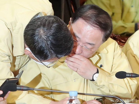 홍남기 경제부총리 겸 기획재정부 장관과 은성수 금융위원장이 15일 오후 서울 종로구 정부서울청사에서 열린 '긴급경제상황점검회의'에 참석해 대화를 하고 있다. / 사진=김창현 기자 chmt@