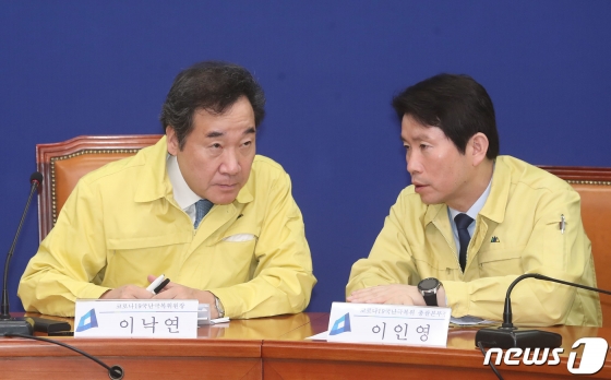 이낙연 더불어민주당 코로나19국난극복위원장(왼쪽)과 이인영 총괄본부장이 18일 오전 서울 여의도 국회에서 열린 제3차 코로나19 대응 당정청 회의에서 이야기를 나누고 있다. / 사진제공=뉴스1