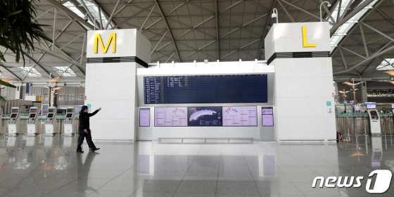 18일 인천국제공항 1터미널 출국장이 한산한 모습을 보이고 있다.신종 코로나바이러스 감염증(코로나19) 확산으로 항공업계가 위기에 처한 가운데 정부가 운수권 슬롯(시간당 비행기 운항 가능 횟수) 회수 전면 유예와 공항시설사용료 감면 확대 등의 추가 대책을 내놨다. / 사진제공=뉴스1