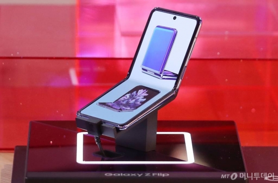 삼성전자 두 번째 폴더블폰 '갤럭시Z 플립' /사진=김휘선 기자 hwijpg@