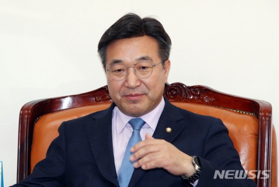 윤호중 더불어민주당 사무총장이 17일 서울 여의도 국회에서 비례대표연합정당에 관련해 취재진들에게 브리핑을 하고 있다.  2020.03.17./사진=뉴시스