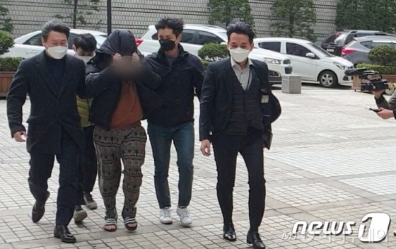 (서울=뉴스1) 이비슬 기자 = 텔레그램에서 미성년자를 성적으로 착취하는 내용의 영상물을 공유하는 ‘n번방’ 사건의 핵심 피의자인 일명 ‘박사’로 지목되는 20대 남성 조모씨가 19일 서울 서초구 서울중앙지법에서 구속 전 피의자심문에 출석하고 있다.2020.3.19/뉴스1