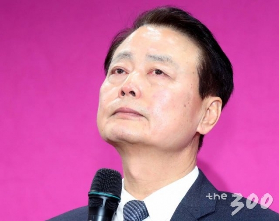 미래한국당 한선교 대표가 19일 오후 서울 영등포구 여의도 미래한국당 당사에서 당대표직 사퇴 기자회견을 하던 중 눈물을 글썽이고 있다./사진=홍봉진 기자