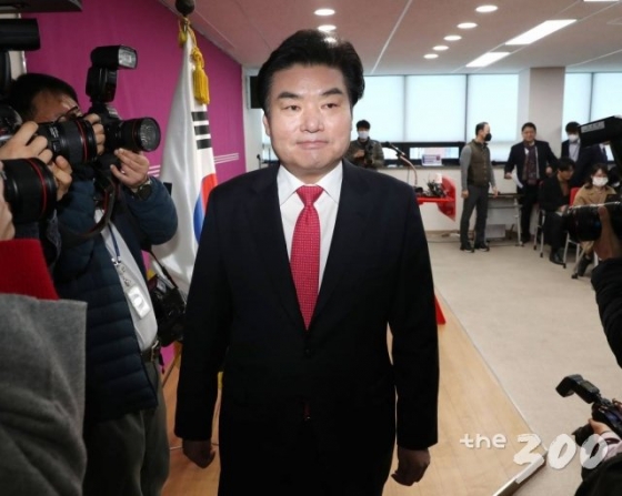 미래한국당 원유철 신임 당 대표가 20일 오전 서울 영등포구 미래한국당 당사에서 기자회견을 마친 뒤 당사를 나서고 있다./사진=홍봉진 기자