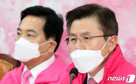 황교안 미래통합당 대표가 16일 서울 여의도 국회에서 열린 최고위원회의에서 모두발언을 하고 있다. 2020.3.16/사진=뉴스1