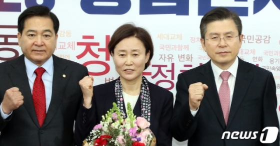 윤봉길 의사의 장손녀이자 첫 여성 독립기념관장인 윤주경씨가 7일 서울 여의도 국회에서 열린 자유한국당 2020 영입인사 환영식에서 황교안 대표, 심재철 원내대표와 파이팅을 외치고 있다. 2020.2.7/사진=뉴스1