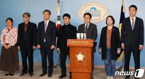 우희종 플랫폼 정당 '시민을 위하여' 창당준비위 공동대표(오른쪽 세번째)가 18일 오후 서울 여의도 국회 정론관에서 기자회견을 갖고 시민을 위하여, 가자환경당, 기본소득당, 시대전환, 평화와 인권당 및 더불어민주당과 함께 '비례연합정당 협약'을 체결했다고 발표하고 있다. 2020.3.18/사진=뉴스1