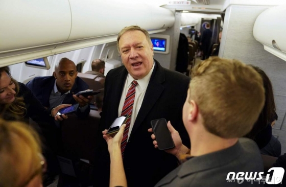 (런던 AFP=뉴스1) 우동명 기자 = 마이크 폼페이오 미국 국무장관이 29일(현지시간) 런던으로 향하는 비행기에서 기자들의 질문에 답하고 있다. 폼페이오 장관은 이날 "영국은 화웨이 장비 사용 결정을 재고할 기회가 있다"고 말했다.   ⓒ AFP=뉴스1