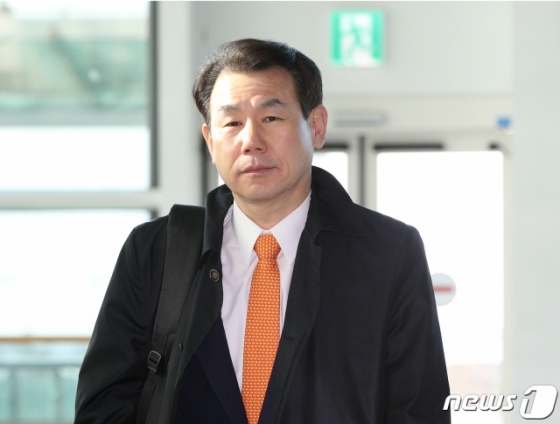 (인천공항=뉴스1) 신웅수 기자 = 정은보 한미방위비협상대사가 16일 오후 제11차 방위비분담금특별협정(SMA) 체결을 위한 7차 회의 참석을 위해 인천국제공항을 통해 출국하고 있다.  주한미군 기지 내 한국인 근로자 무급휴직 시작을 10여일 앞두고  미국 LA에서 열리는 이번 회의에서 한미 양국이 인건비 문제만이라도 부분적 타결을 이뤄낼 수 있을지가 관건이다. 2020.3.16/뉴스1