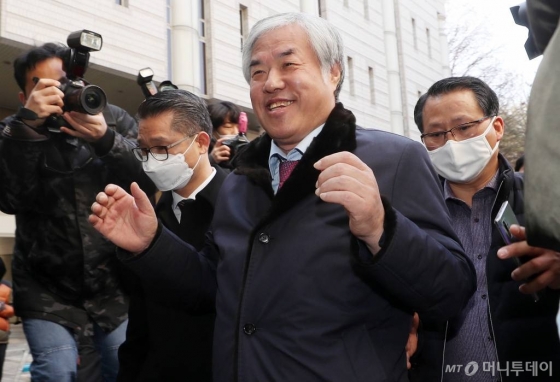 공직선거법 위반 혐의를 받고 있는 전광훈 한국기독교총연합회 대표회장 목사가 지난달 24일 오전 서울중앙지법에서 열린 구속 전 피의자 심문(영장실질심사)에 출석하고 있다. / 사진=김휘선 기자 hwijpg@