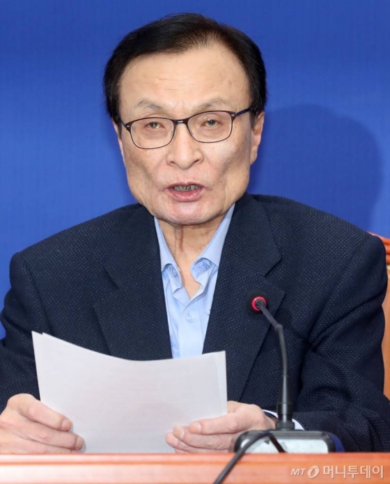 이해찬 더불어민주당 대표가 25일 오전 서울 여의도 국회에서 예방 온 더불어시민당 우희종, 최배근 공동대표에게 의견을 전하고 있다. /사진=홍봉진 기자