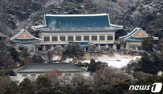 (서울=뉴스1) 안은나 기자 = 지난달 16일 오후 서울 종로구 청와대 본관 주변에 눈이 쌓여있다. 2020.2.16/뉴스1