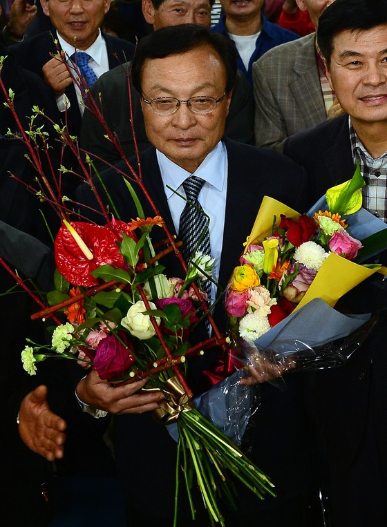 20대 총선에서 세종시에 무소속 출마한 이해찬 후보가 13일 세종시 도담동 선거사무소에서 당원들에게 받은 꽃다발을 들어보이고 있다. /사진=뉴스1.