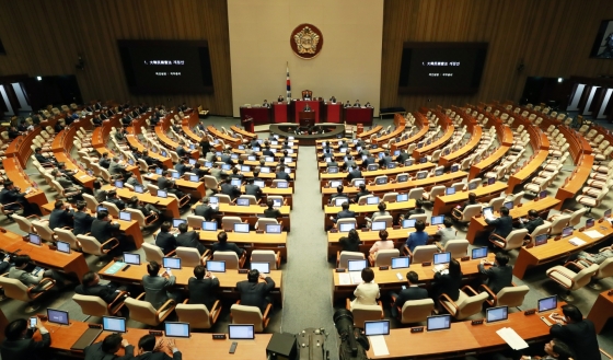 2018년 5월 24일 오전 서울 여의도 국회에서 열린 본회의에서 이낙연 국무총리가 대통령 개헌안에 대한 제안설명을 하고 있다. 이날 대통령 개헌안 투표에는 총 114명의 의원이 참석, 의결정족수(192석)에 한참 못미쳤다. 이날 본회의에는 정의당을 제외한 야당 의원들이 불참했고 더불어민주당 소속 의원들만 표결에 참여했다. /사진=이동훈 기자