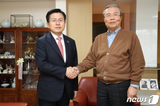 황교안 미래통합당 대표가 지난 26일 오전 김종인 전 더불어민주당 비상대책위원회 대표 자택을 방문해 김 전 대표와 악수하고 있다. 이날 황 대표는 김 전 위원장을 통합당 선대위원장으로 영입했다. /사진=뉴스1.