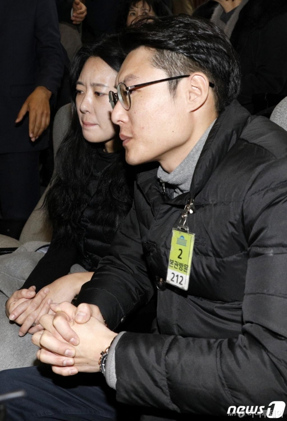 스쿨존에서 발생한 교통사고로 숨진 김민식군 엄마 박초희 씨, 아빠 김태양 씨가 10일 오전 서울 여의도 국회 본회의에서 도로교통법 개정안(민식이법), 하준이법(주차장법 개정안) 통과를 지켜보고 있다. 2019.12.10/뉴스1