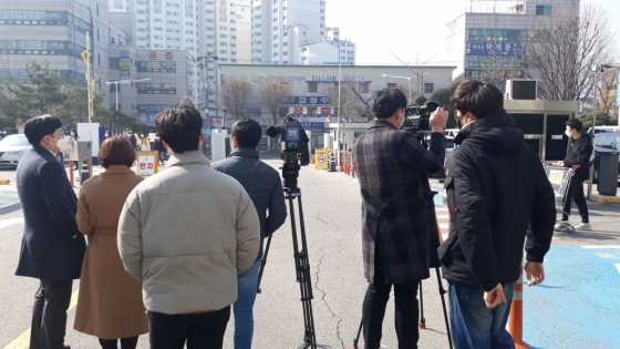 지난 18일 오전 경기 의정부시 의정부지방검찰청 앞. 윤석열 검찰총장의 장모인 최모씨가 이날 검찰에 출석할 것으로 알려지면서 취재진들이 대기하고 있는 모습./사진=오문영 기자