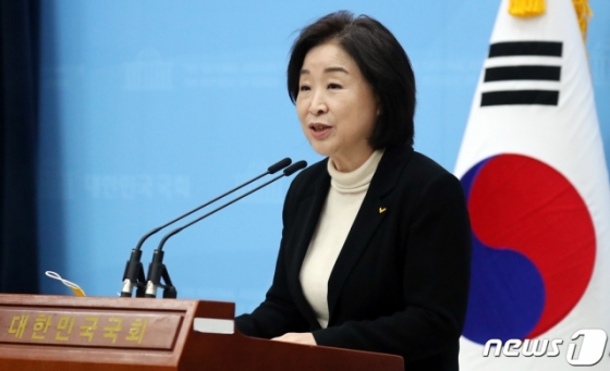 (서울=뉴스1) 김명섭 기자 = 심상정 정의당 대표가 29일 서울 여의도 국회 소통관 기자회견장에서 코로나19 민생지원 및 일자리 지키기 대책 발표를 하고 있다. 2020.3.29/뉴스1